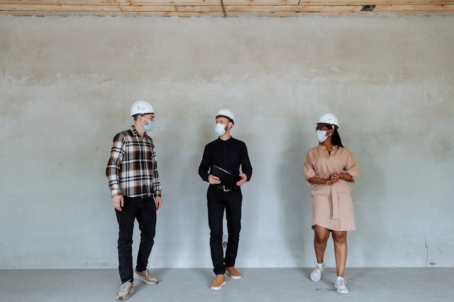 Il team di Urban Arch Studio in una riunione creativa nel loro ufficio moderno e luminoso